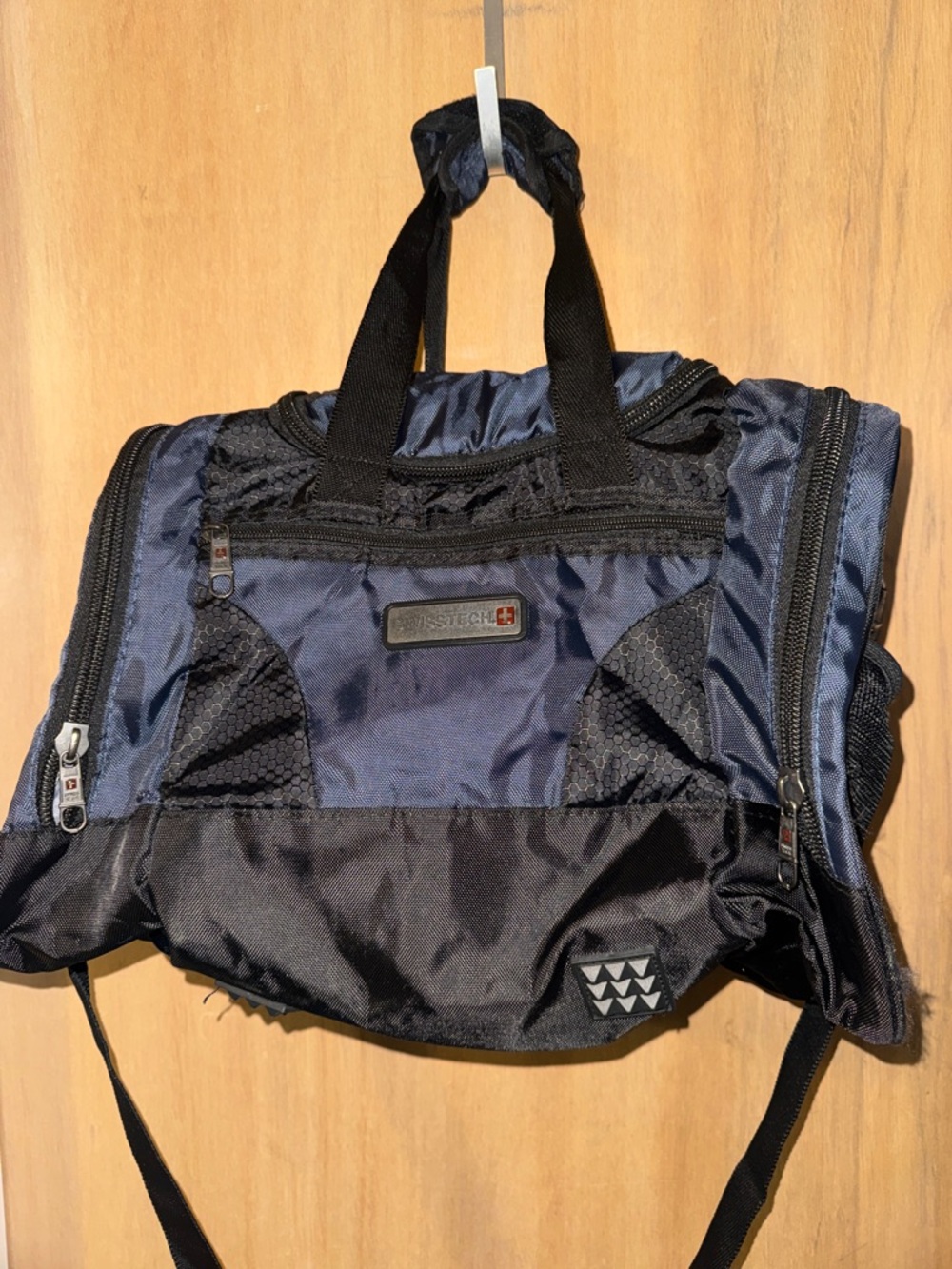 Swiss Tech Urban Trek Zippered  Duffel Bag Gym Travel Overnight